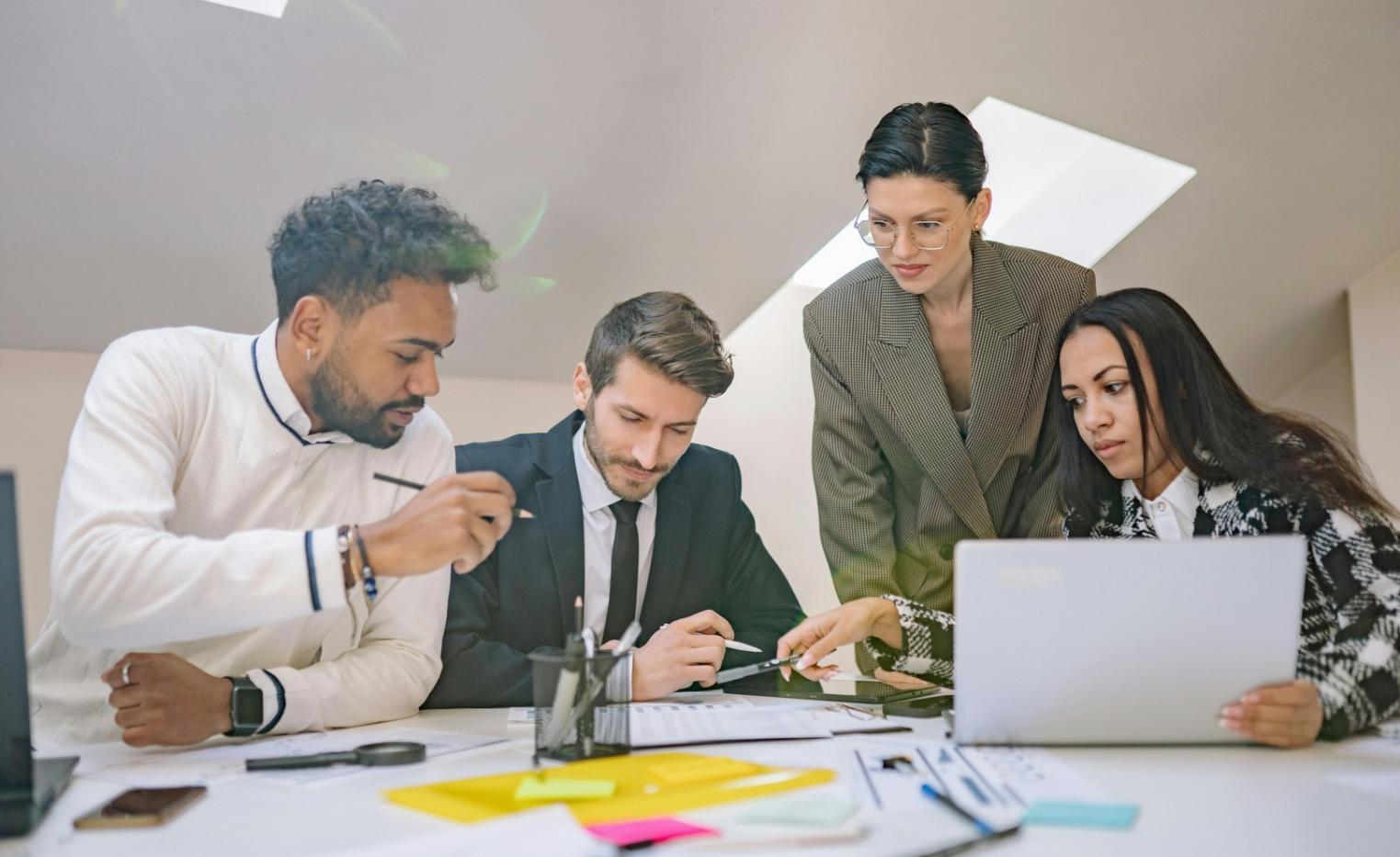 Moderne Arbeitsumgebung mit Fokus auf Teamzusammenarbeit