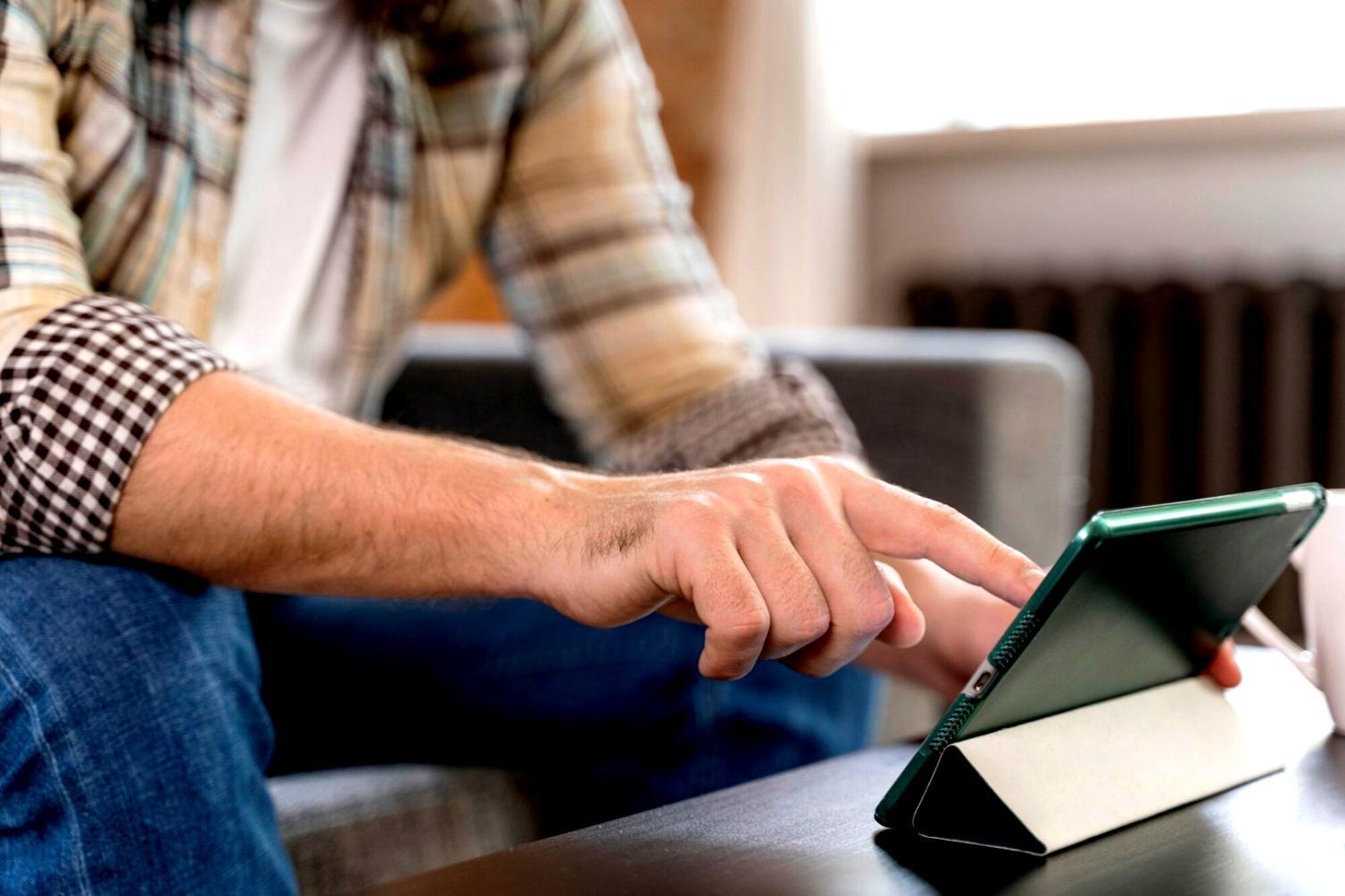 Gruppendiskussion während einer Trainingseinheit mit Fokus auf praktische Führungssituationen